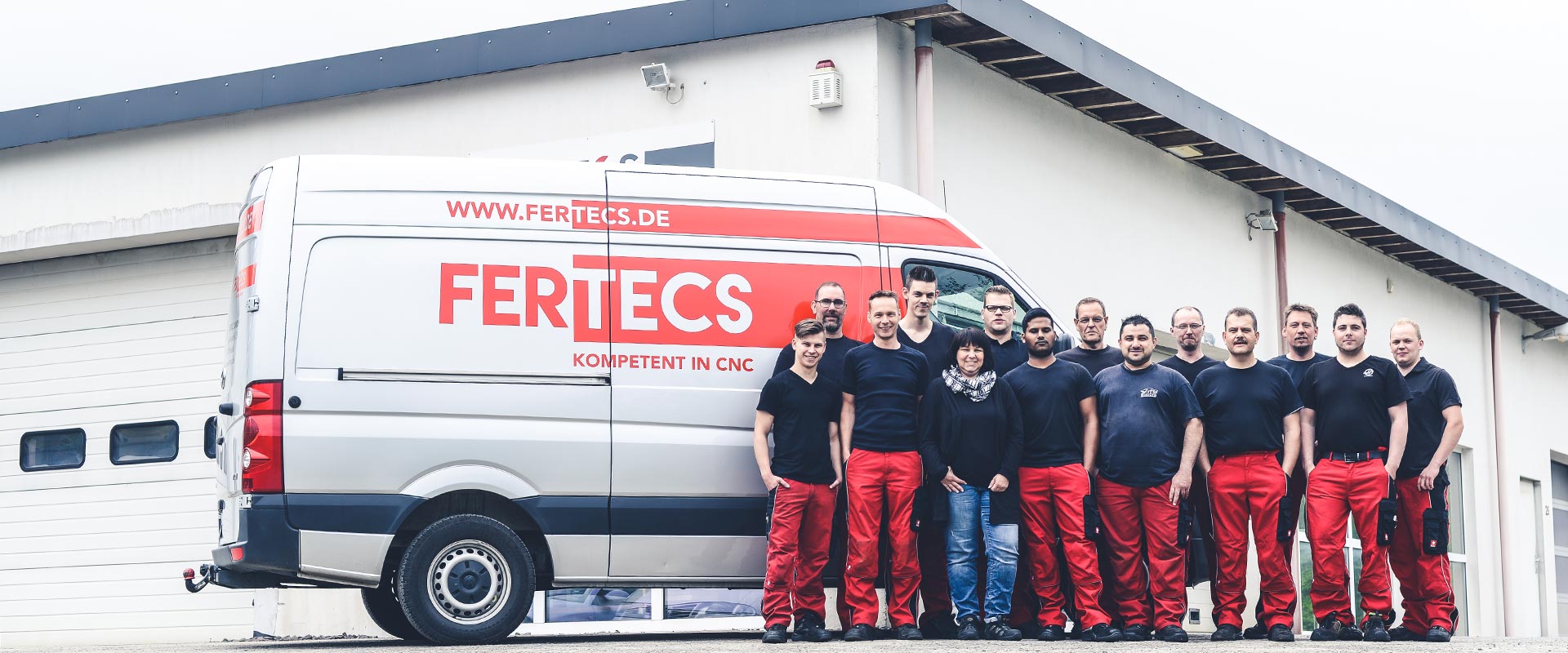 fertecs-gmbh-teambild-vor-lieferwagen-und-werkstatt.jpg